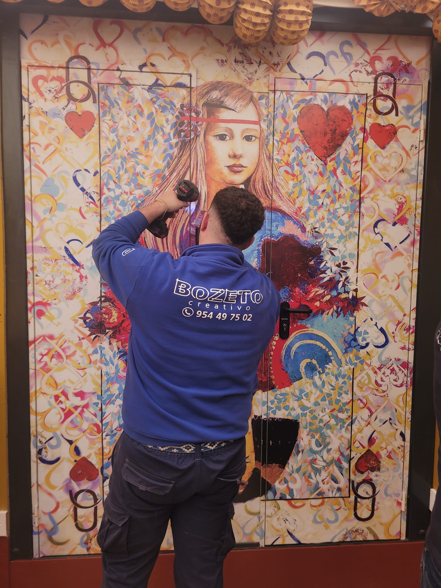 Instalación de mural y diseño gráfico profesional